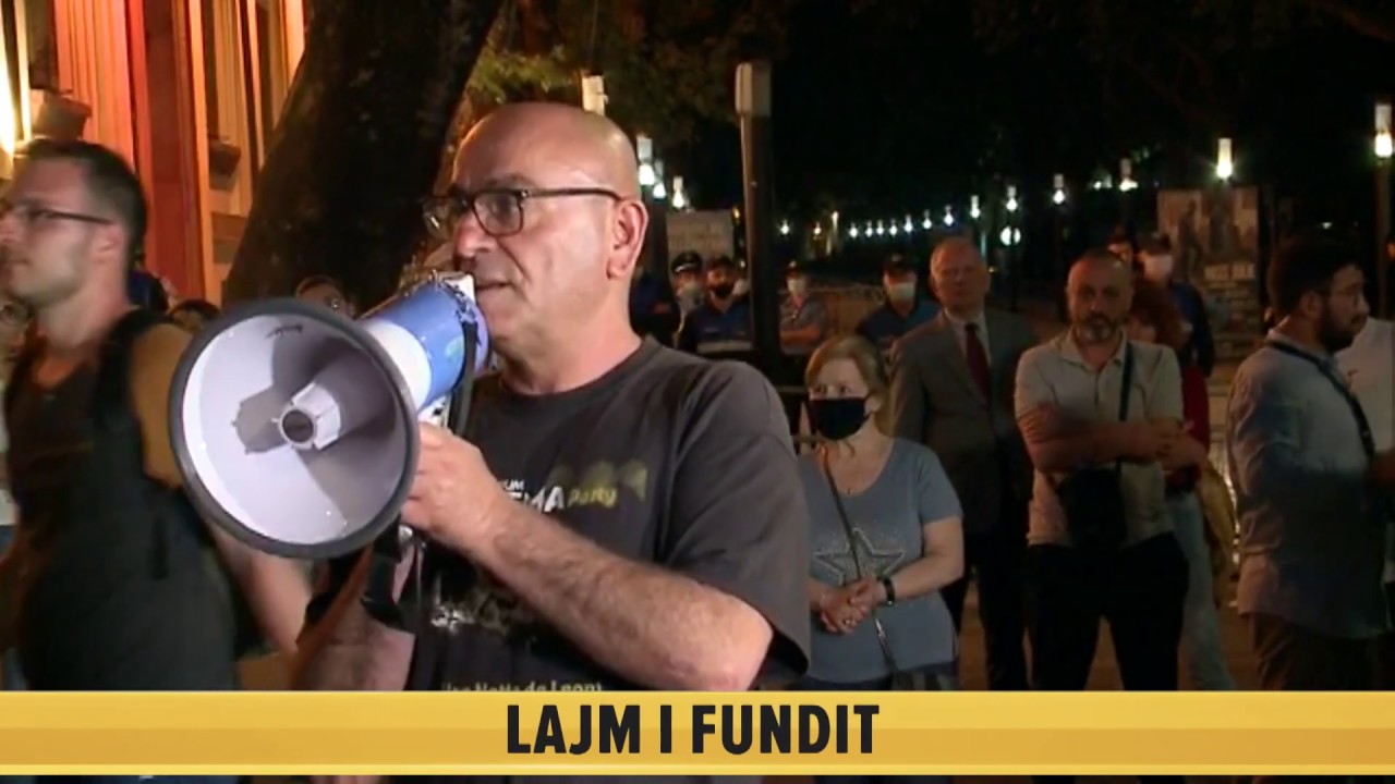 Robert Budina me megafon, njofton or&euml;n e protest&euml;s s&euml; radh&euml;s: Qytetar&euml;t do mposhtin mafien!