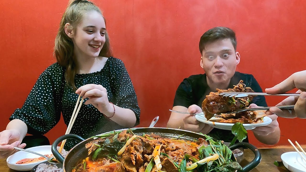 Meus irmãos comendo Gamjatang pela primeira vez!