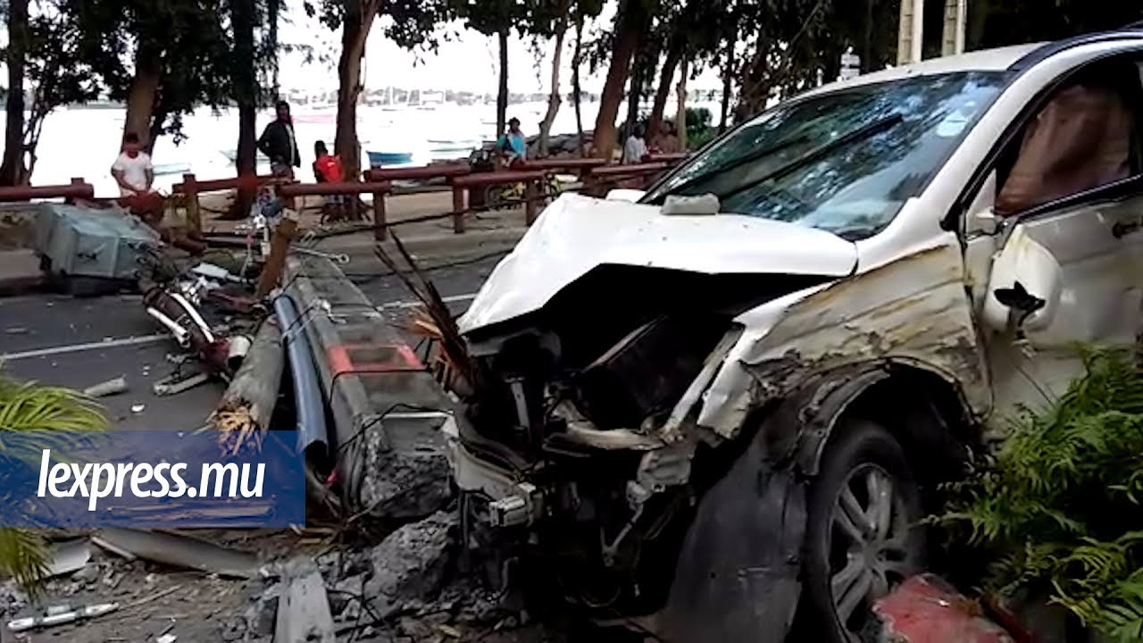 Grand-Baie: une voiture percute un pylône électrique, la circulation déviée
