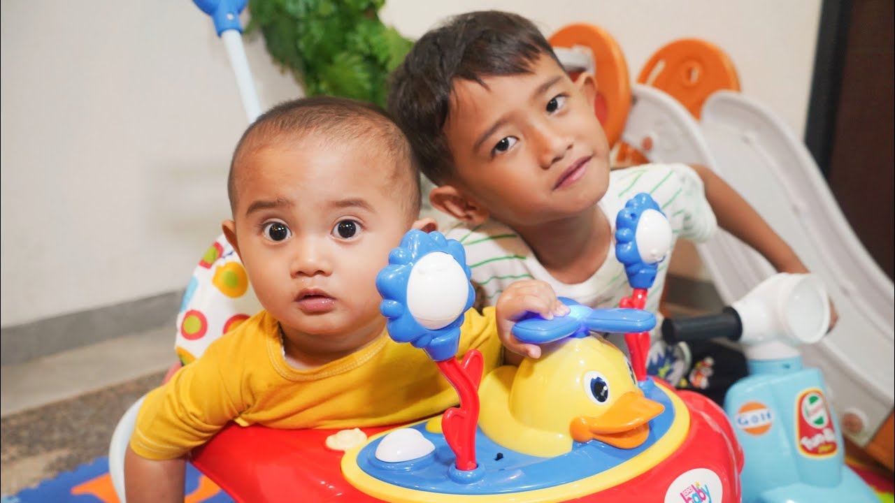 BAYI AZAM BELI MAINAN BARU 👶 BABY WALKER | Ali vlog