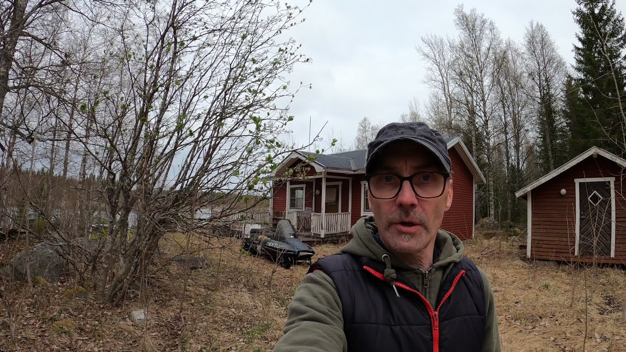 Urbex Unohdettu UNELMIEN Paratiisi, Huvila Uskomattomalla paikalla, mm jätetty moottorikelkka, aitta