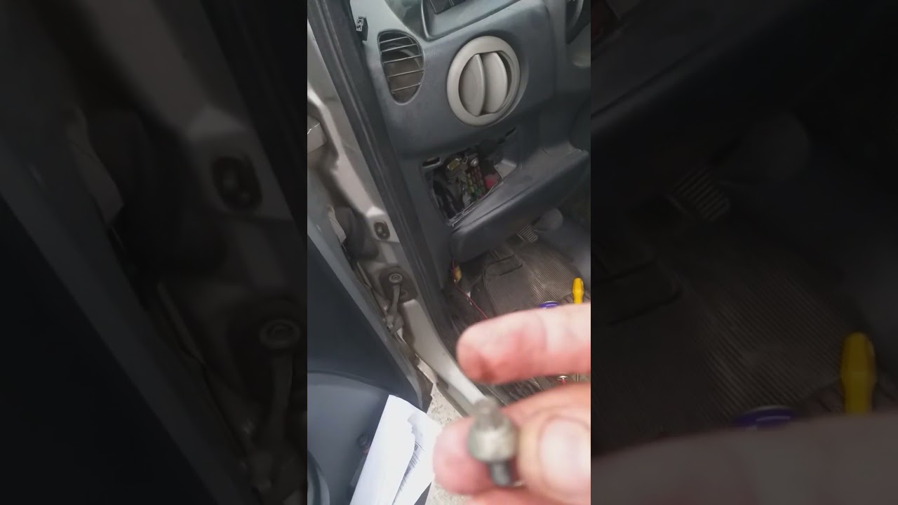 Trocando dobradiça da porta dianteira da doblo