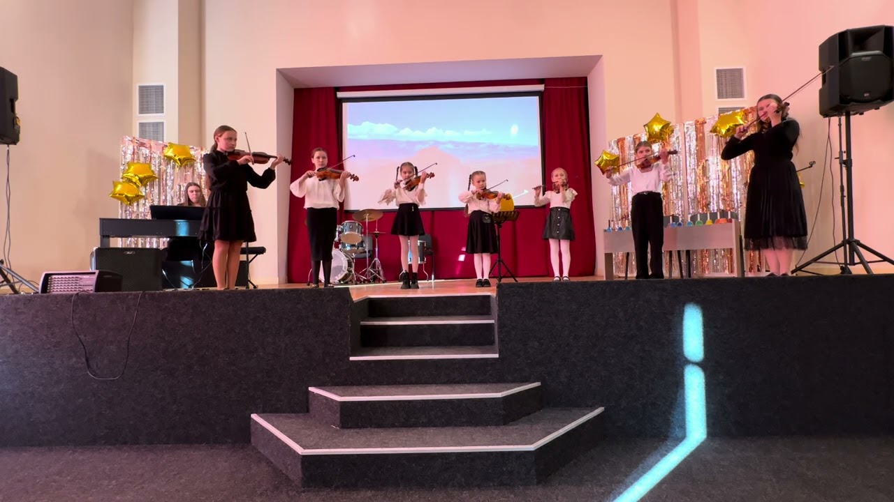 «Amazing Grace” виконує ансамбль скрипалів молодших класів