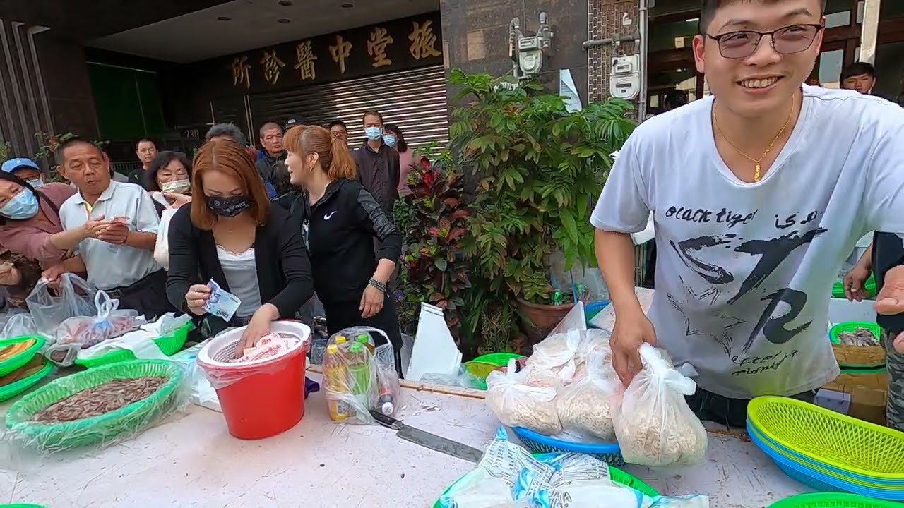 不到9點又快清攤了 烏日場真的越來越誇張了 中彰海王子 烏日火車站 海鮮叫賣 海鮮拍賣 叫賣哥