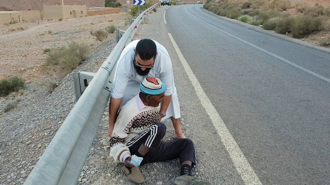 invalide man verdwaald aan de kant van de weg.