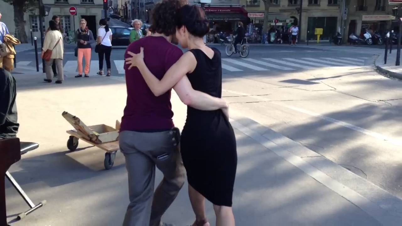 Street tango in Paris (1)