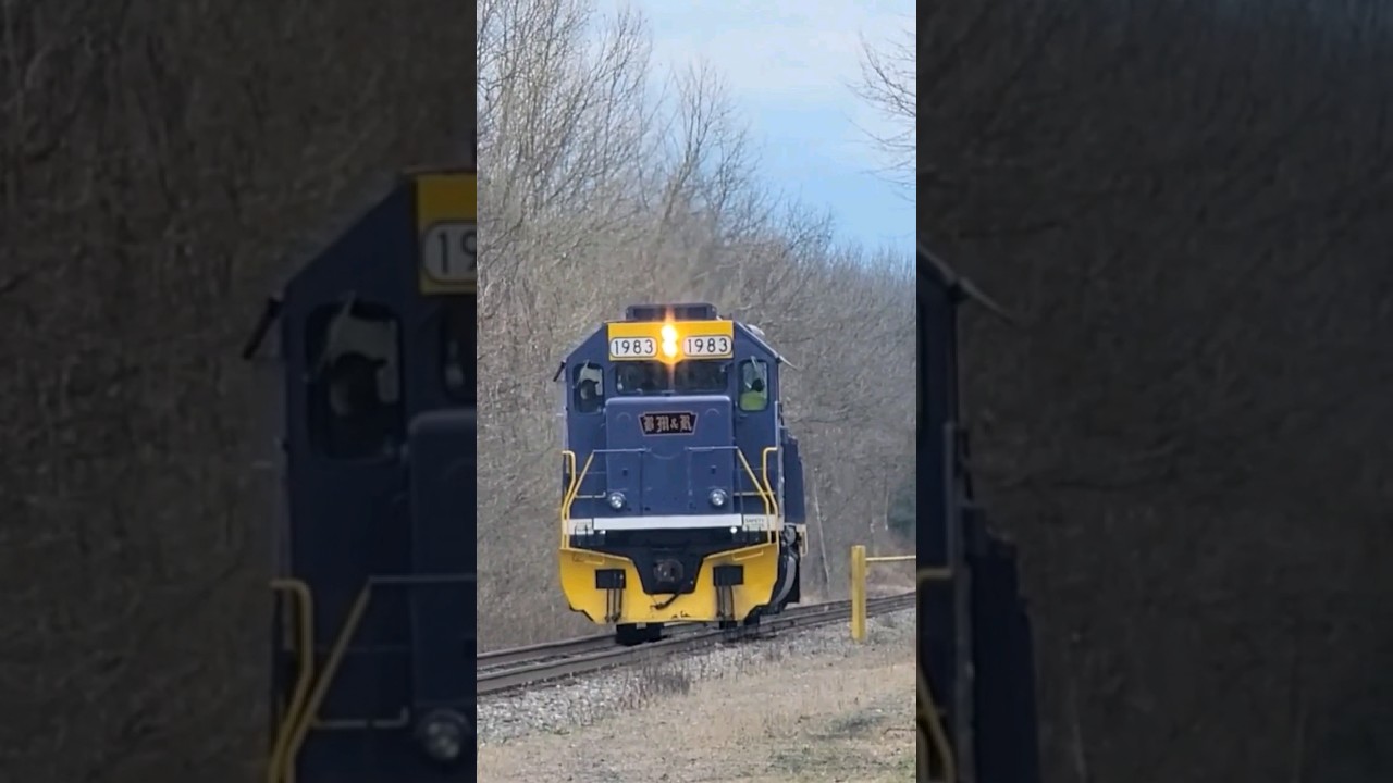 Blue Mountain & Reading 1983 rolls through Leesport, PA! 