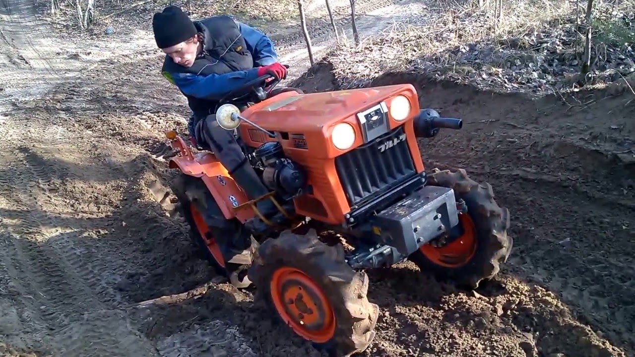 Sobotnia wycieczka do lasu traktorek Kubota B7001. www.akant-ogrody.pl