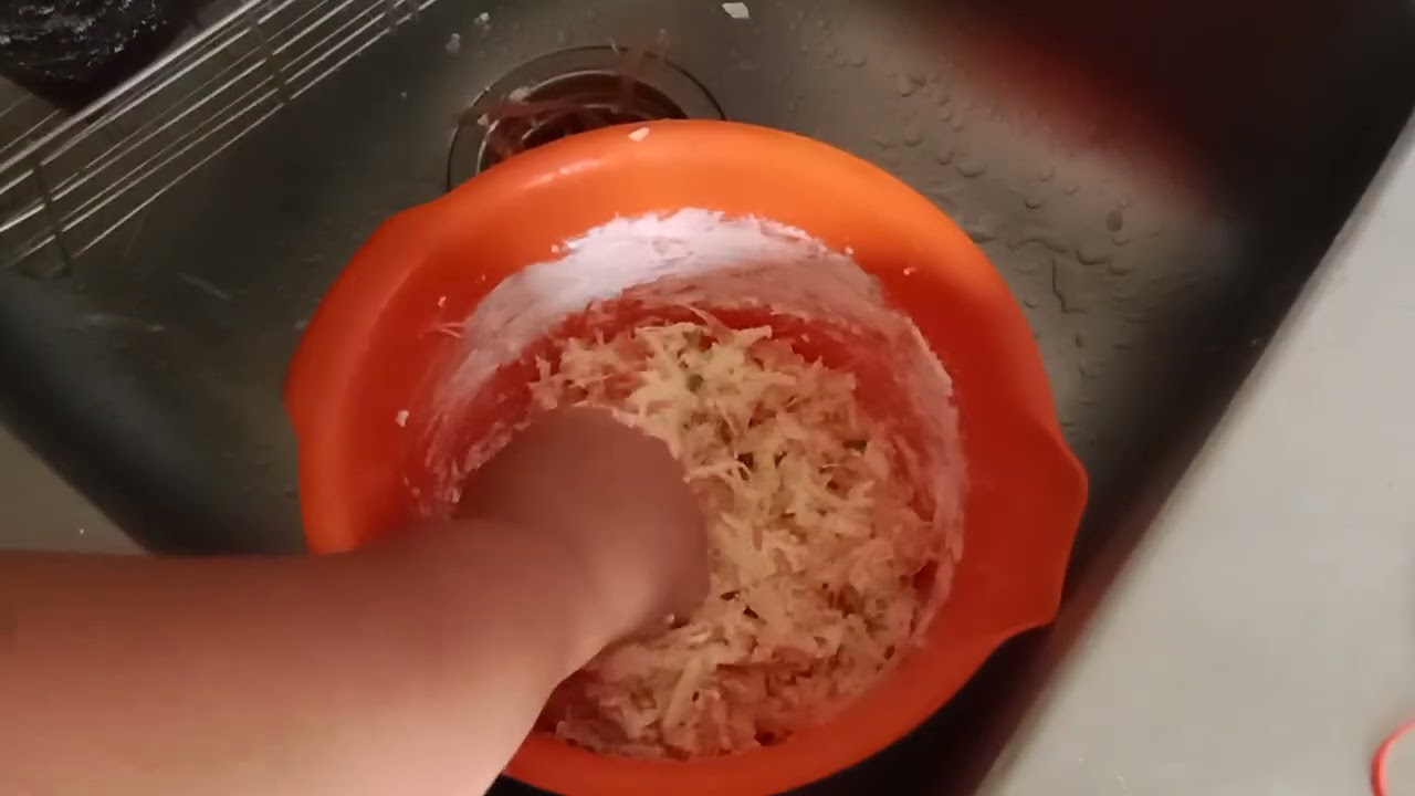 Membuat adonan Bakwan jamur Enoki yang lembut