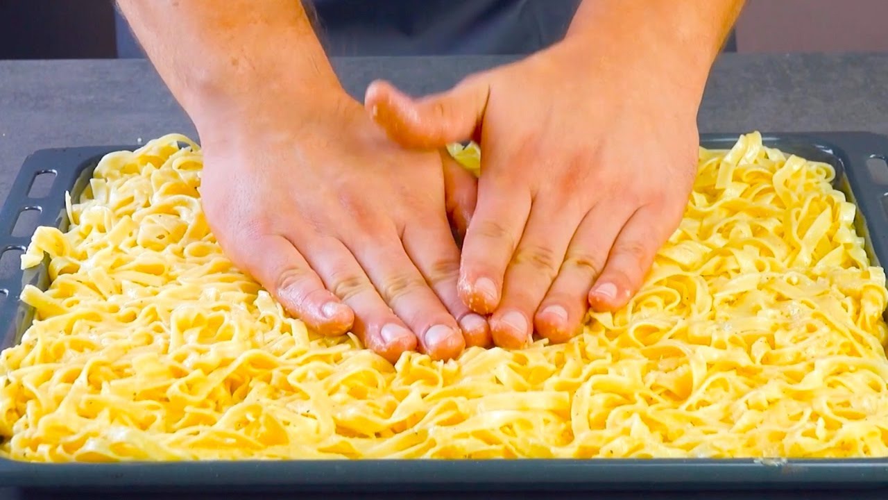 Drücke 1/2 kg gekochte Nudeln aufs Backblech! Das schmeckt besser als Nudelsalat