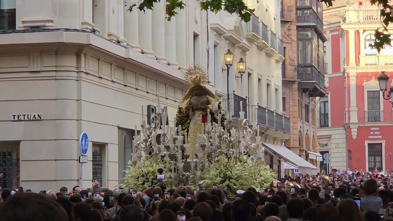 Extraordinaria Esperanza de Triana en Plaza Nueva de Sevilla 2025