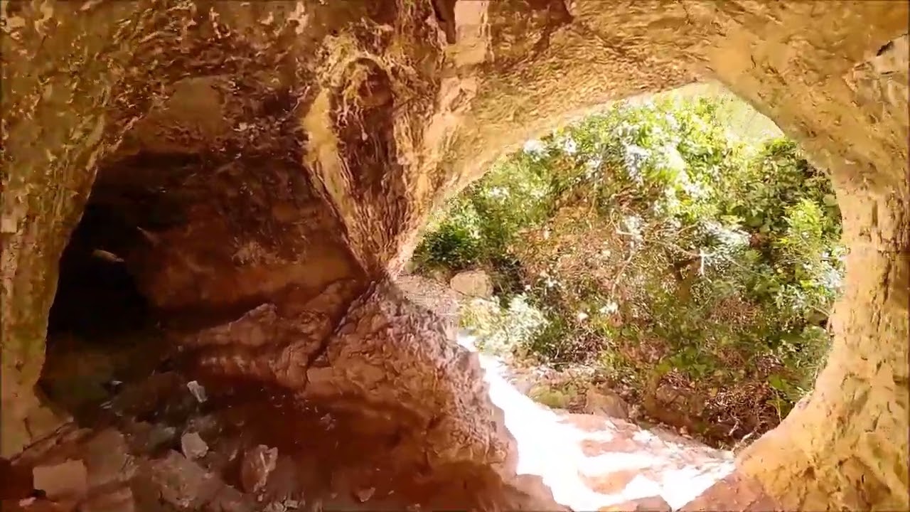 Calanques, LA MOUNINE. Grottes, abris, cavités, planchers stalagmitiques, karst, calcite.