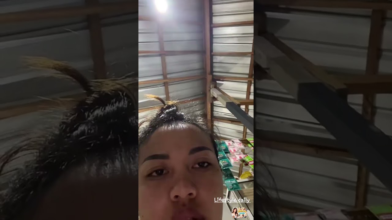 Lifestyle daily:  seorang wanita lagi bersihin kotoran yang di rempah