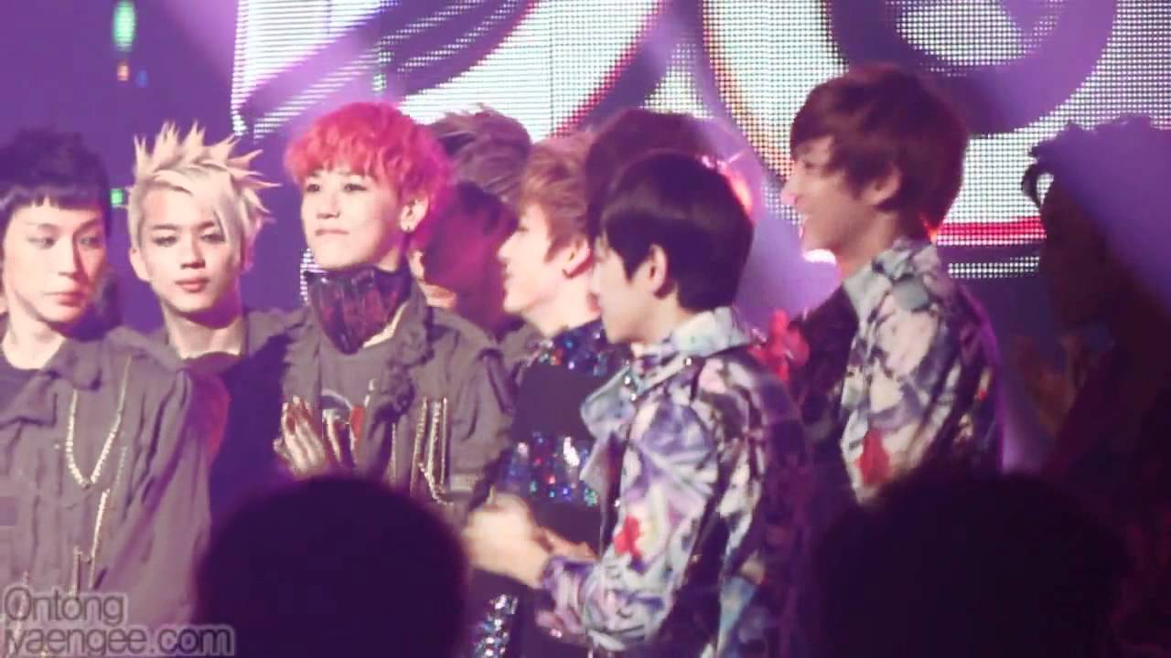 FANCAM 120504 EXO K - Ending Music Bank (Baek fanboying + Suho good manner)
