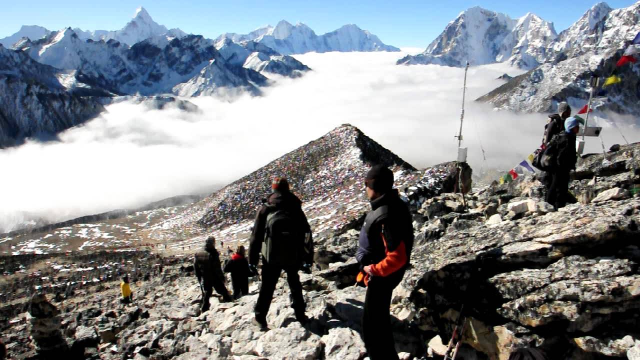 At Kala Pattar 5590 m .AVI