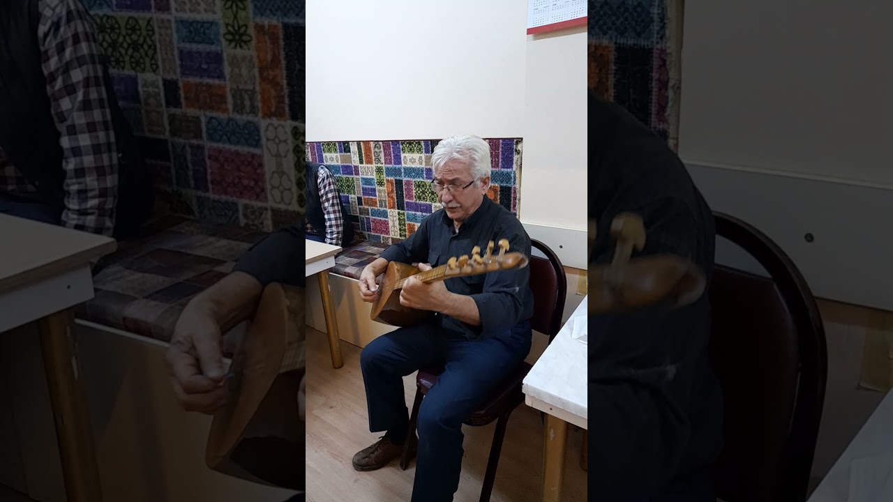 Kütahya  Tavşanlı Tepecik Beldesi'nde bir kahvehanede taze çay eşliğinde Türkü ve irmik helvası