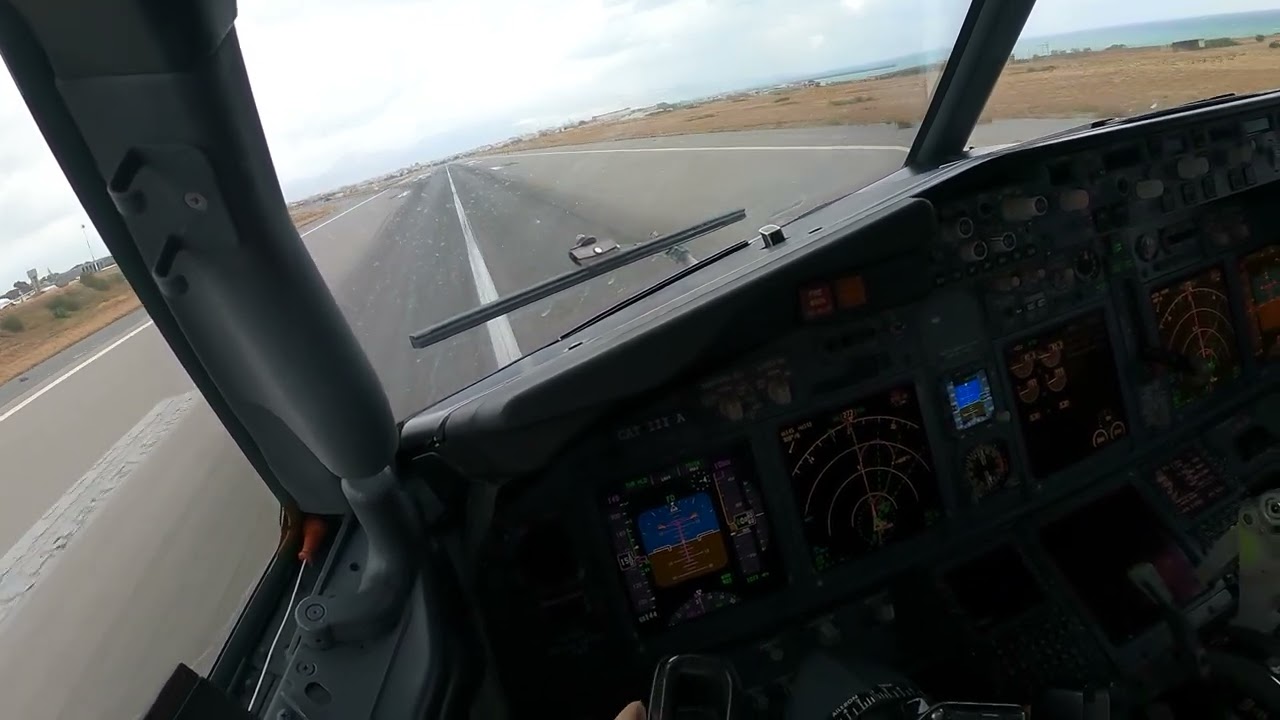 4K - Boeing 737-800 takeoff from Heraklion in heavy crosswind.