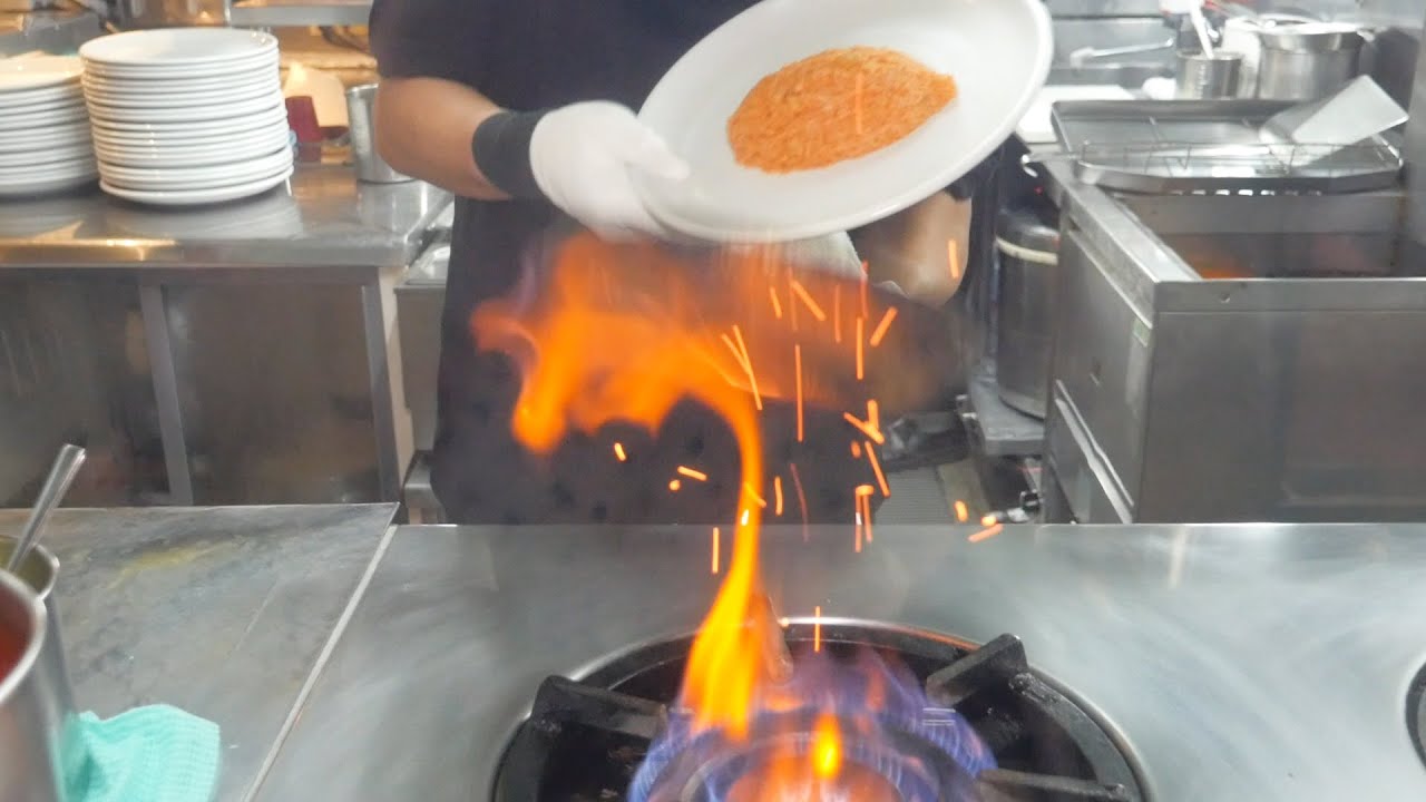 【職人技】かっこよすぎる！名店「たちばな亭」のオムライスの作り方