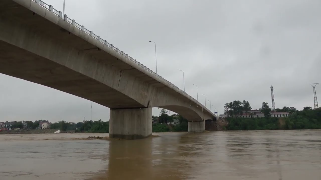 Tại cầu phong châu: Nước chảy(QUÁ Khủng Khiếp)con sóng cao tới 2-3m