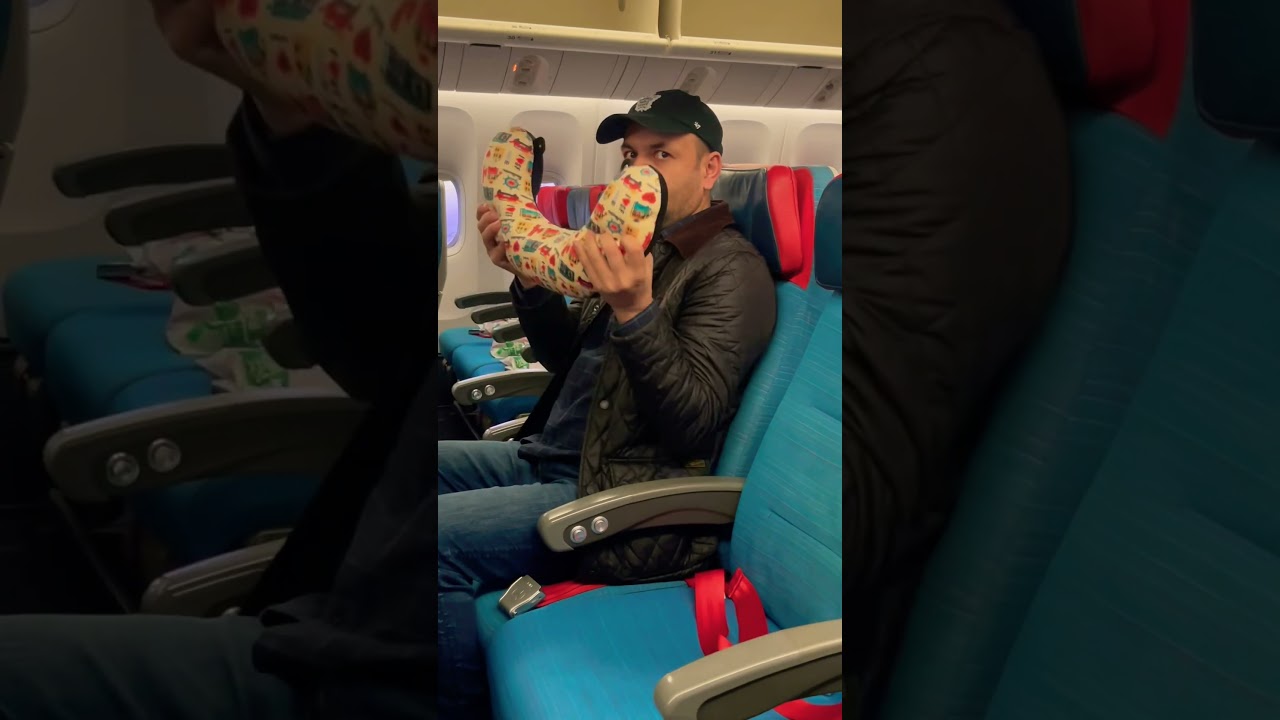 How to correctly use airplane pillow.