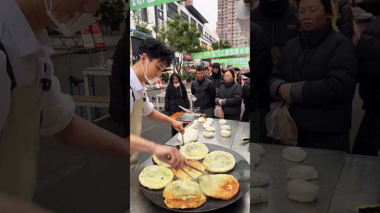 哇塞！帥哥做的蔥油餅真美味，5元一個好實惠，葱油饼一出锅馬上清空，美味超能打！#路邊攤美味