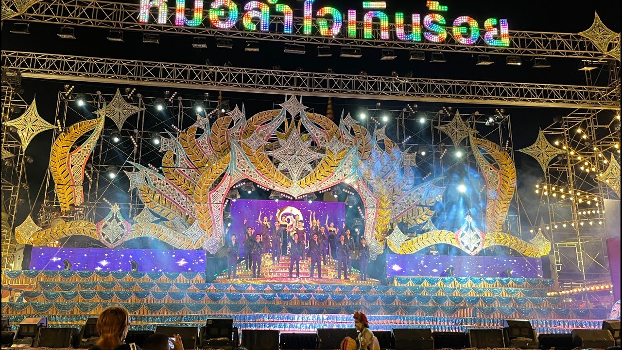 พาเพลิน บันเทิงศิลป์ กำลังถ่ายทอดสดหมอลำใจเกิดรอย บอย ศิริชัย ออน ทัวร์ ครั้ง ที่ 4