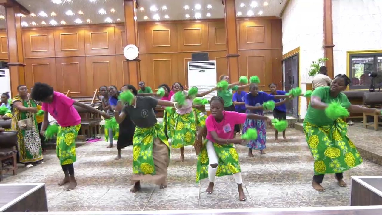Les jeunes sœurs dans les pas qui définissent  2024 avec Michée 4 au siège de Liloba à Libreville.