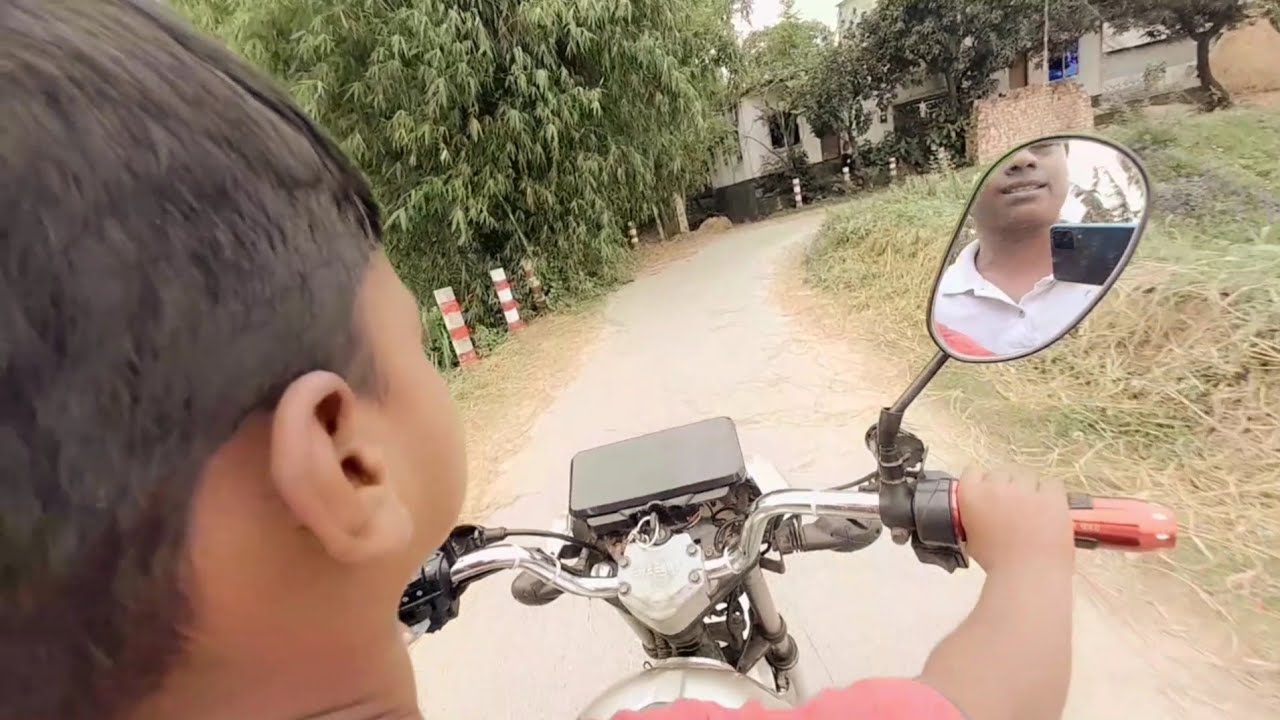 ইলেকট্রনিক মোটরসাইকেল বন্ধন ড্রাইভার চালাচ্ছে