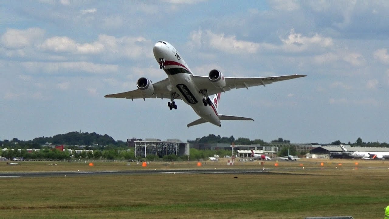 Biman Bangladesh Airlines Boeing 787-8 Full Display Farnborough Airshow