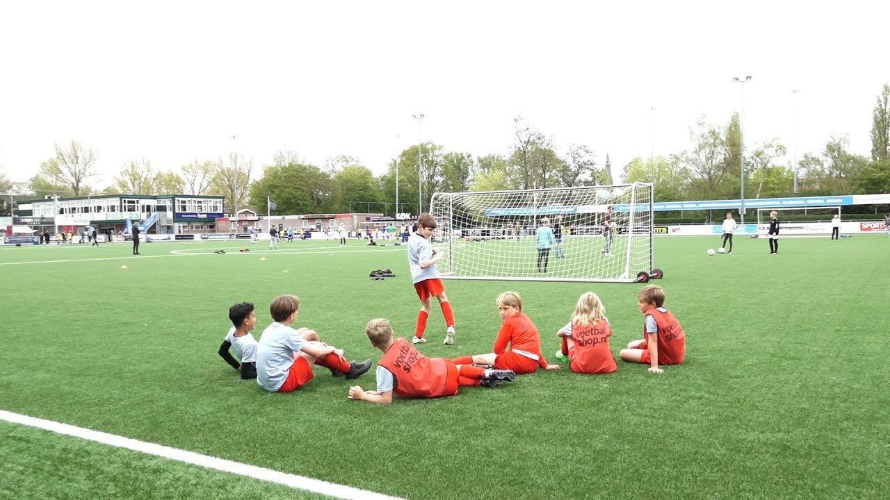 Karel Eykmanschool en Roelof Venemaschool winnen schoolvoetbalfinales