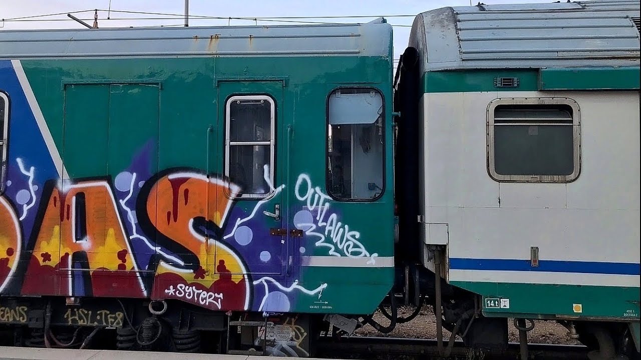 ALTRE CARROZZE ALLA DEMOLIZIONE: TRENO DI 11 CARROZZE MDVE E PIANO RIBASSATO DA ANCONA A BOLOGNA!