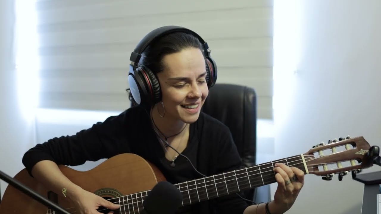 UN MUNDO RARO_COVER_JULIANA ECHEVERRY