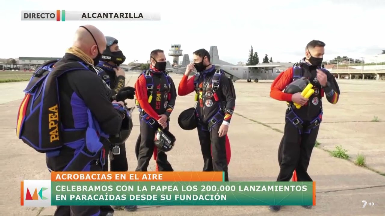 CELEBRACIÓN 200 000 SALTOS PATRULLA ACROBÁTICA DE PARACAIDISMO DEL EJÉRCITO DEL AIRE PAPEA