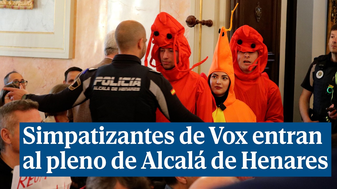 Simpatizantes de Vox entran al pleno de Alcalá de Henares disfrazados de gambas