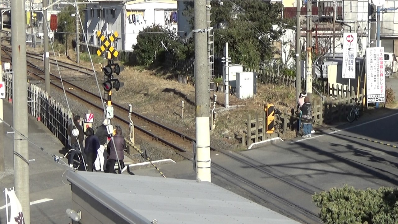 安房鴨川駅付近　ＳＬが町中の踏切を通過　汽笛と煙にびっくり