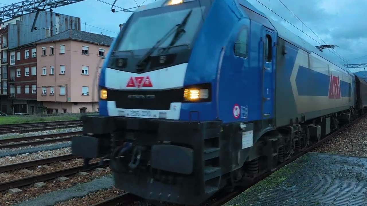 LCR 256-220 con destino Vigo Guixar entrando en la estación de Ponferrada 