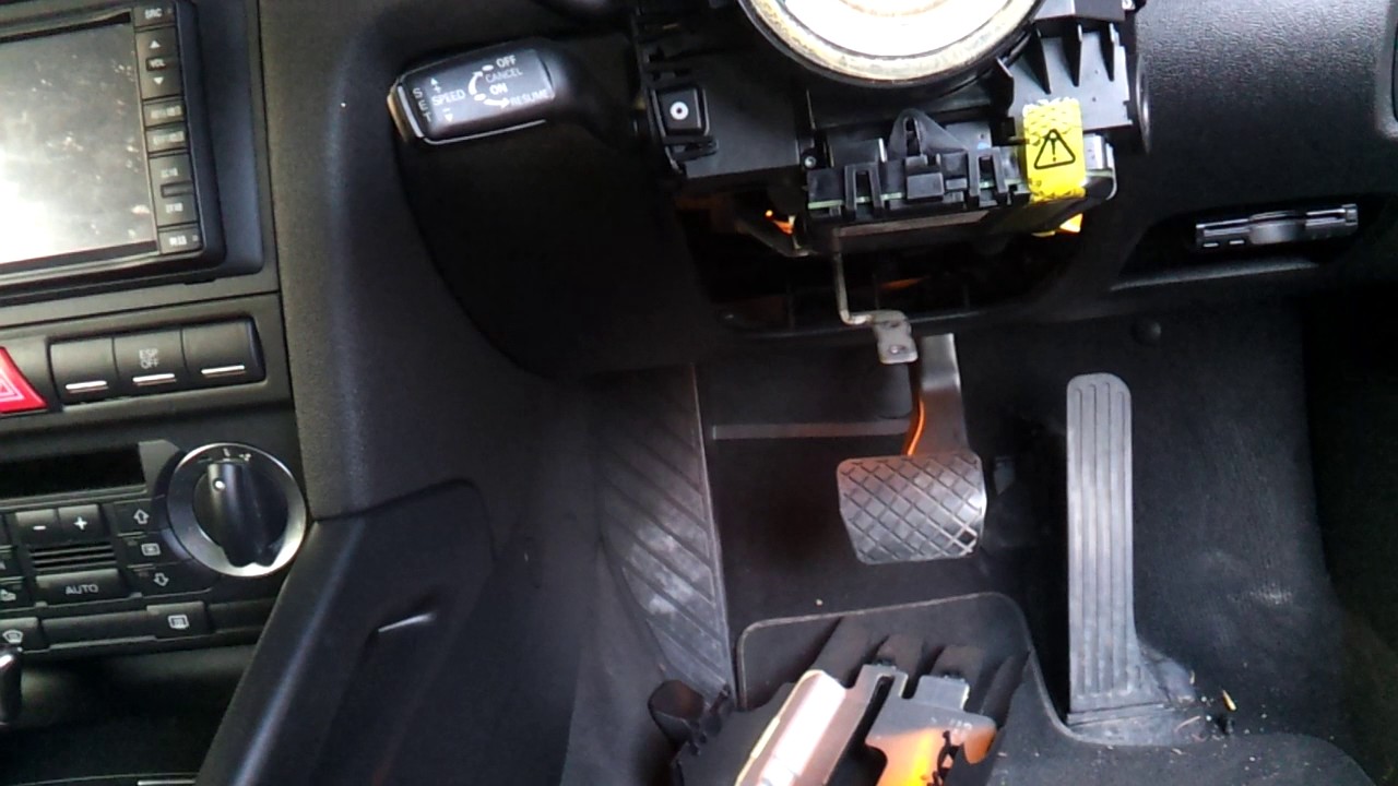 Ауди а3. Снять спираль провода подушек в руле.