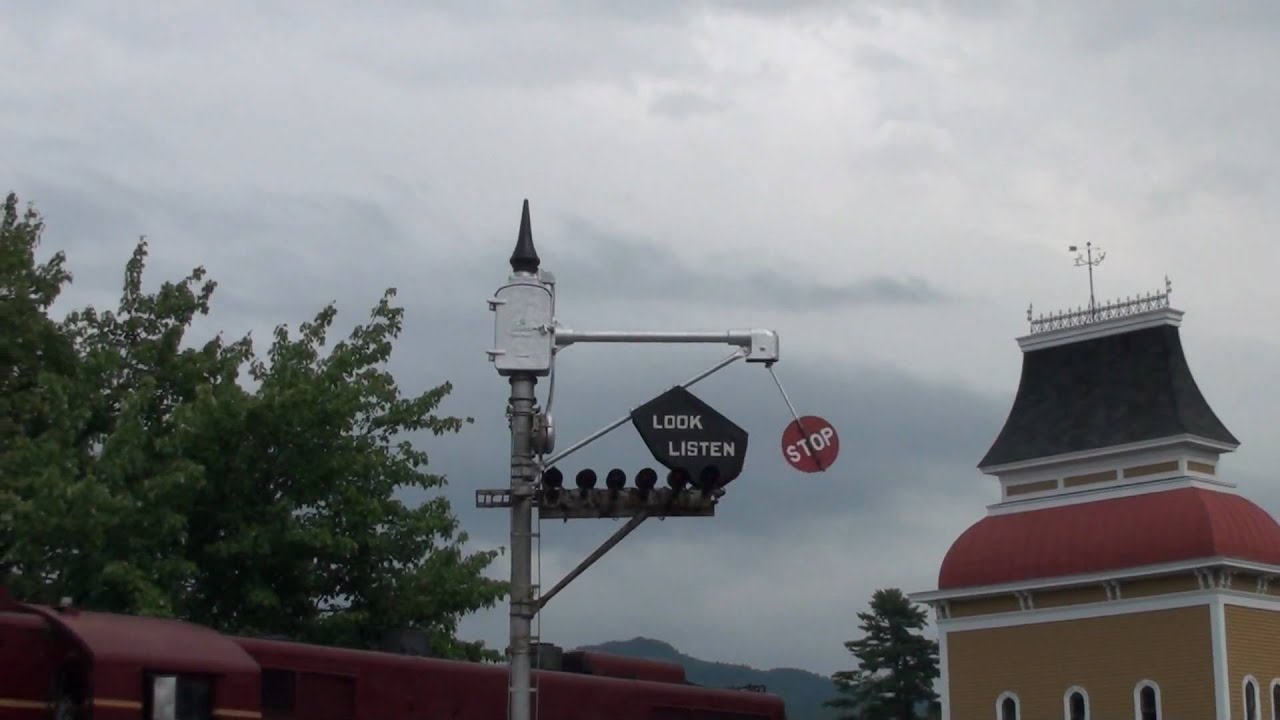 Conway Scenic Railroad's Wig-Wag Crossing Signal in High Definition