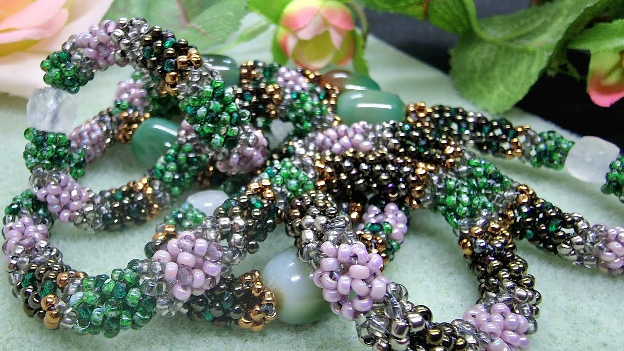 Жгут из бисера и бусин. Necklace beads.