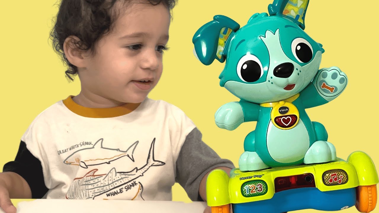 Max juega con juguete VTech