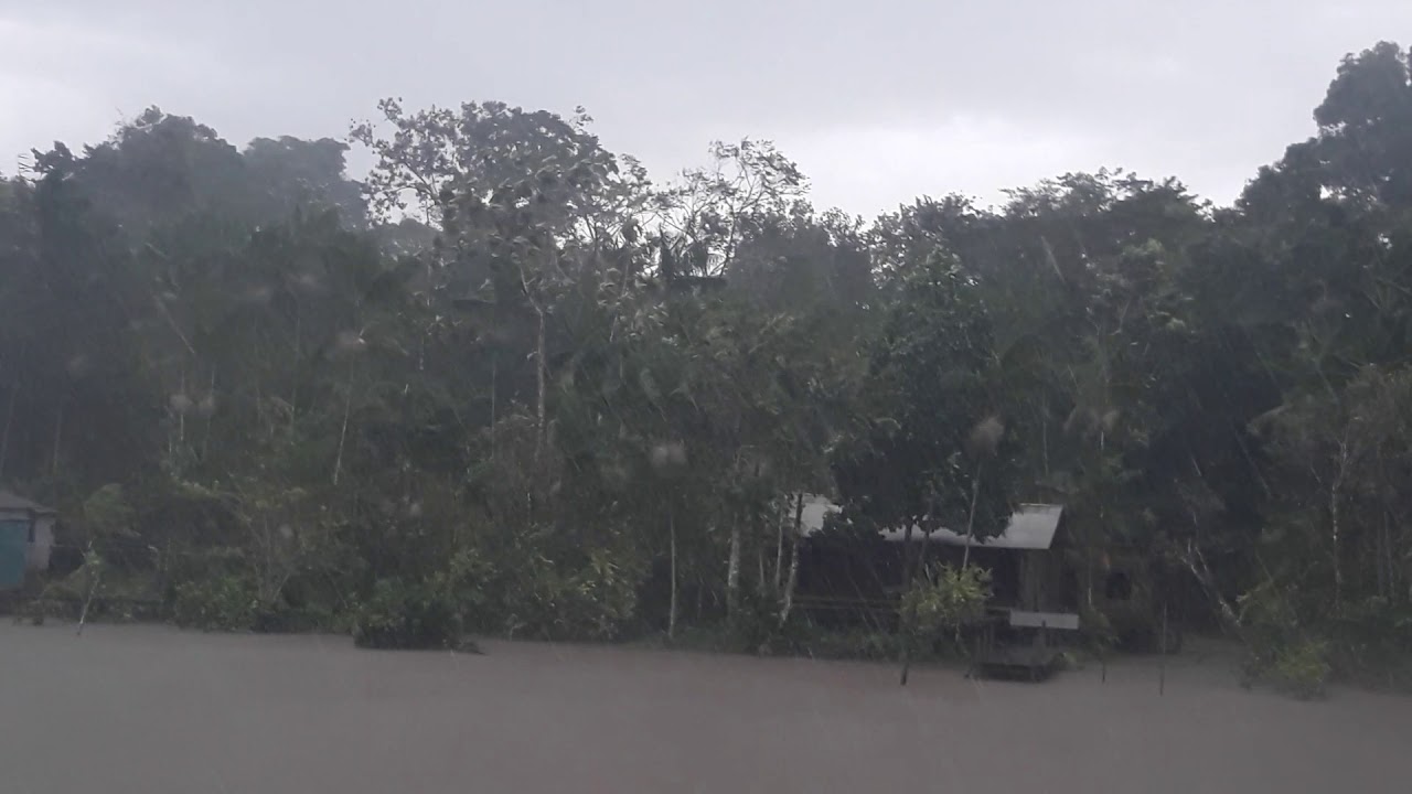 Chuva forte na viajem de balsa pelo rio Amazonas