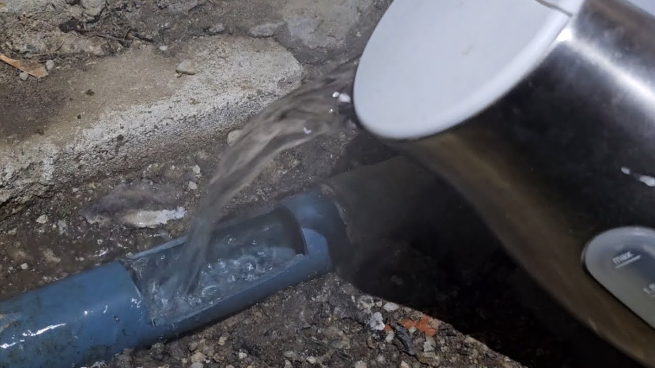 Comm&eacute;t d&eacute;boucher une canalisation avec de l'eau chaude