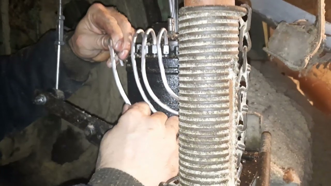 Einbau einer Zentralschmierung im Sägewerk am Vollgatter. (alte Gattersäge)