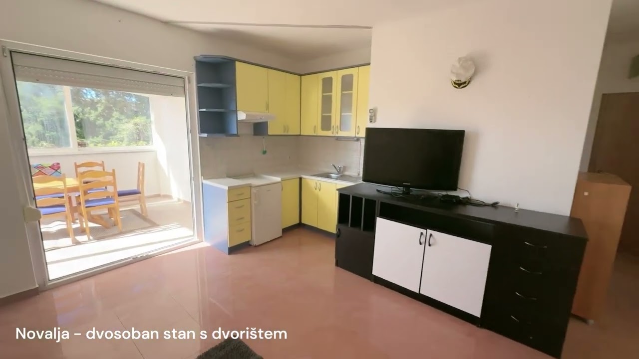 Novalja – stan u prizemlju s dvorištem, garažom i loggiom