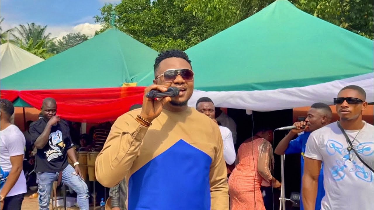 Ken Erics sings for Evang Ebuka Obi's mother at her celebration.