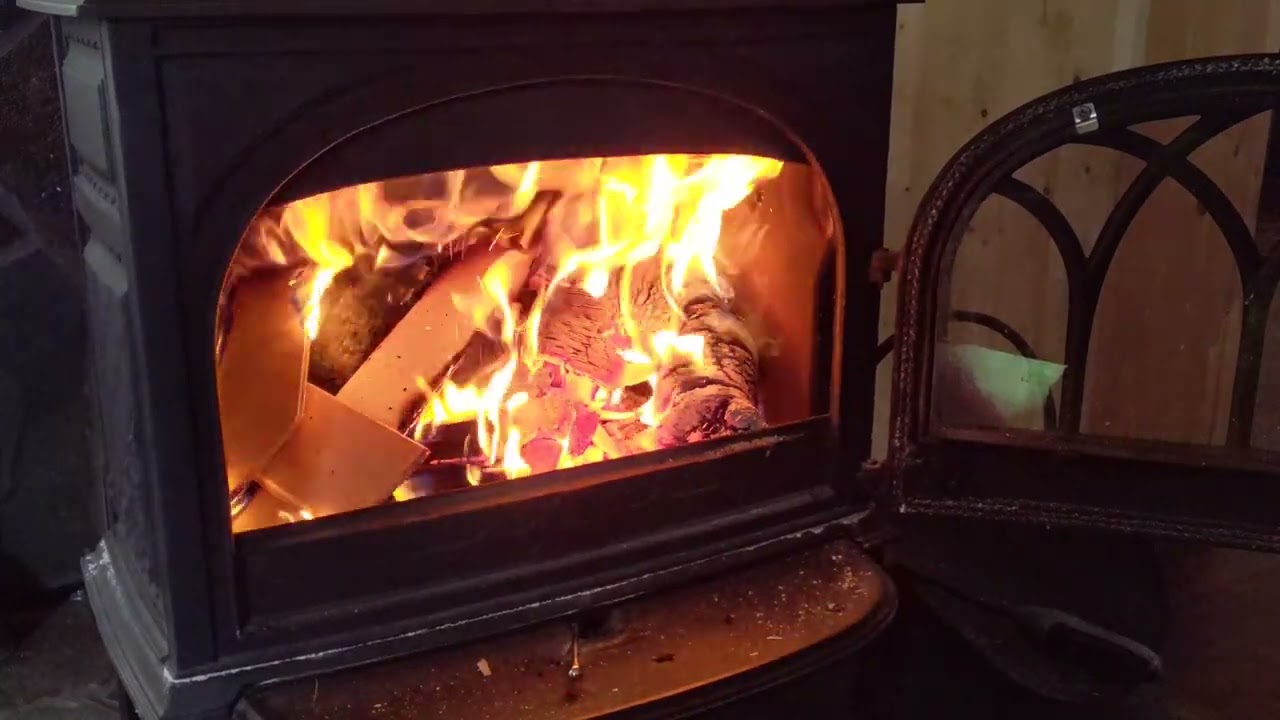Dağ evi kuzine soba ateşin &ccedil;ıtır &ccedil;ıtır yanma sesi 4k HD