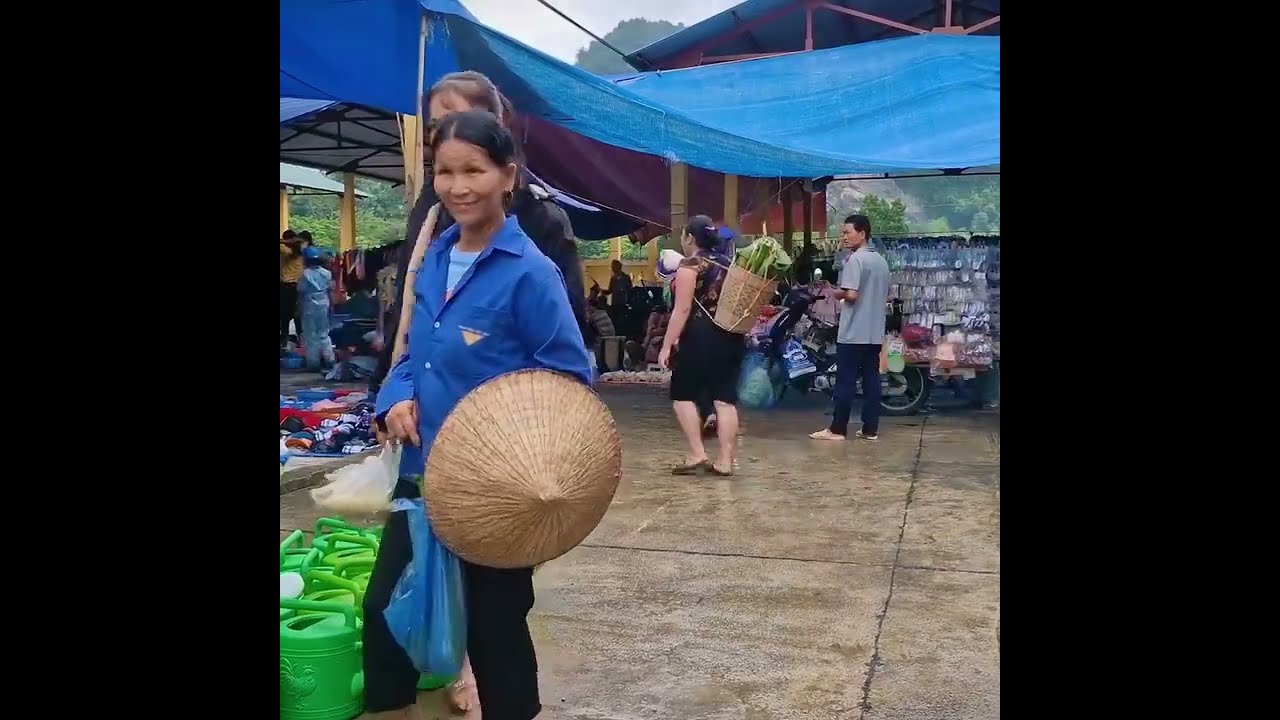 Working Hard While Carrying Her Child | A Mother’s Powerful Story of Sacrifice