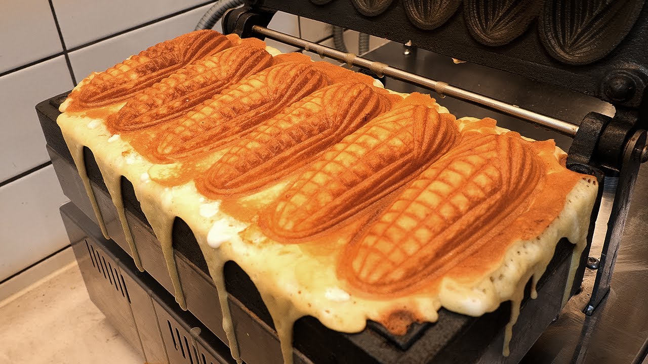 호두과자와 옥수수빵 / corn bread, small walnut-flavored cake in the size and shape of a walnut