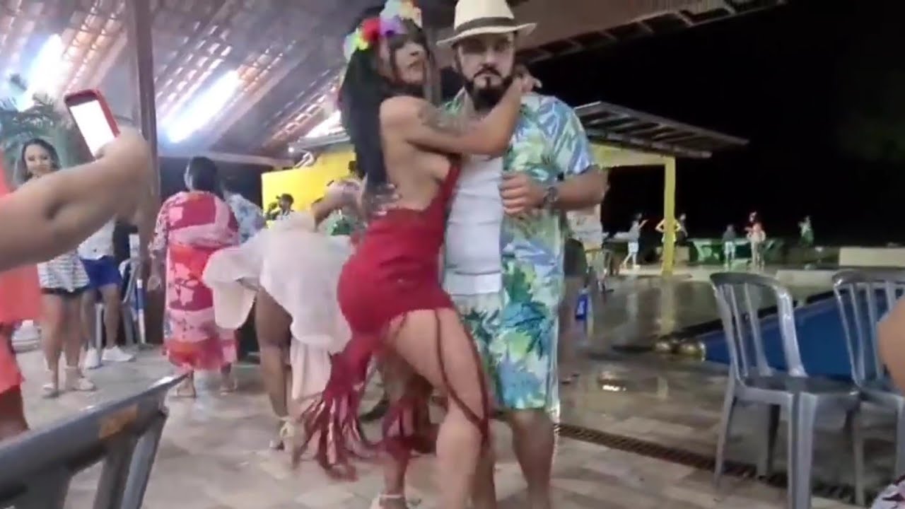 ESSA MORENA COR DE JANBO OLHA SÓ O JEITO QUE ELA DANÇA 