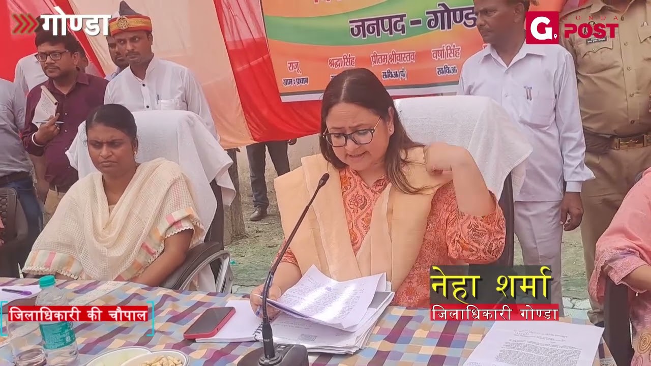 सहजनवाँ गांव में घुसते ही DM ने पीडब्ल्यूडी केअधिकाारियों को सड़क बनाने का आदेश 